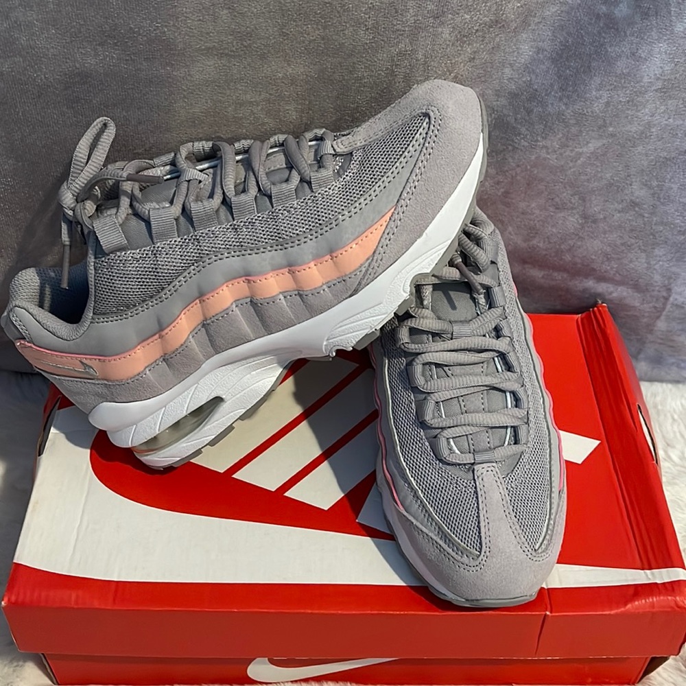 NIKE - Picture 1 of 10